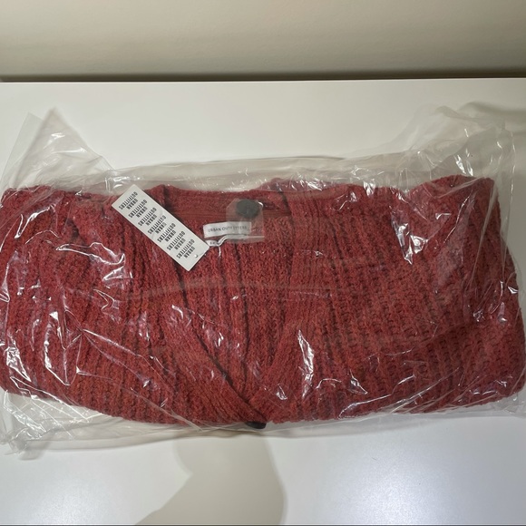 Small Red Cropped Cardigan classic v-line | UO - Picture 2 of 11